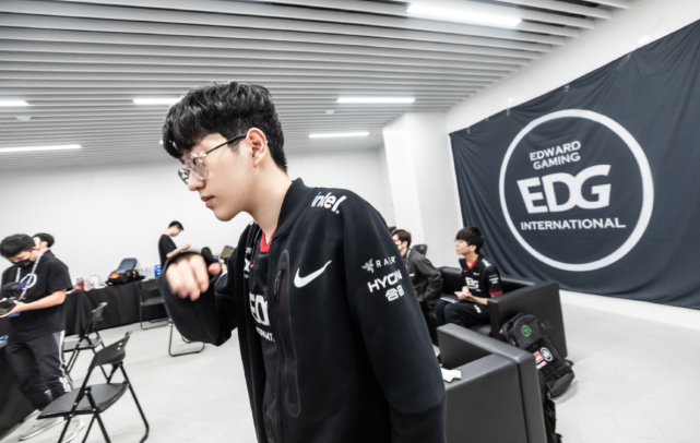 唐钱婷在半 唐钱婷在半